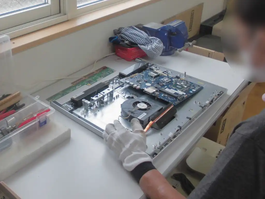 パソコンの解体作業の様子